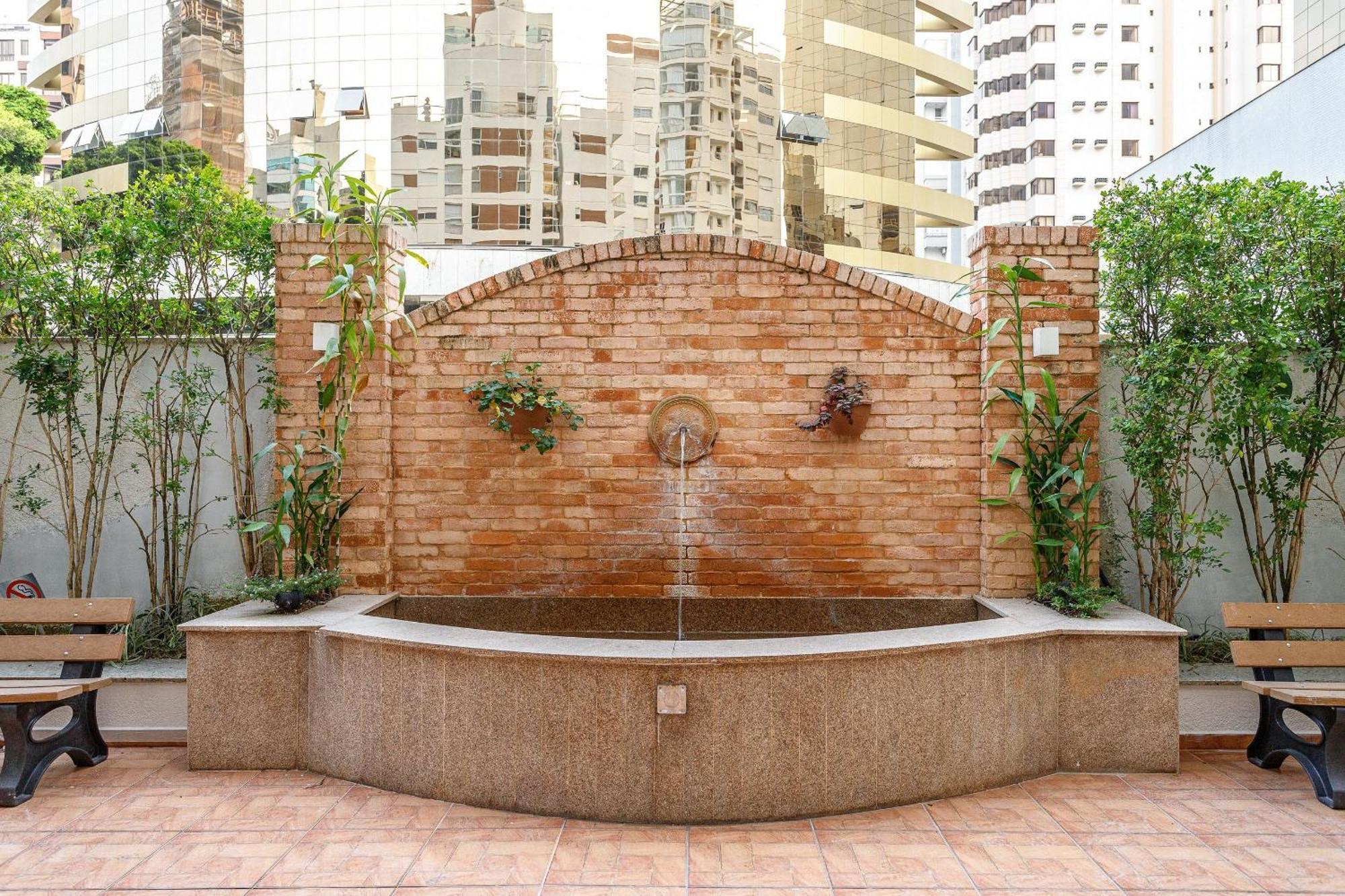 De Luxo Com Piscina No Centro